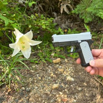 「あ！テッポウユリだ🤩」と写真を構える私。

すかさず、水鉄砲を出してくる山友さん🤣
ナイス(*•̀ㅂ•́)و✧