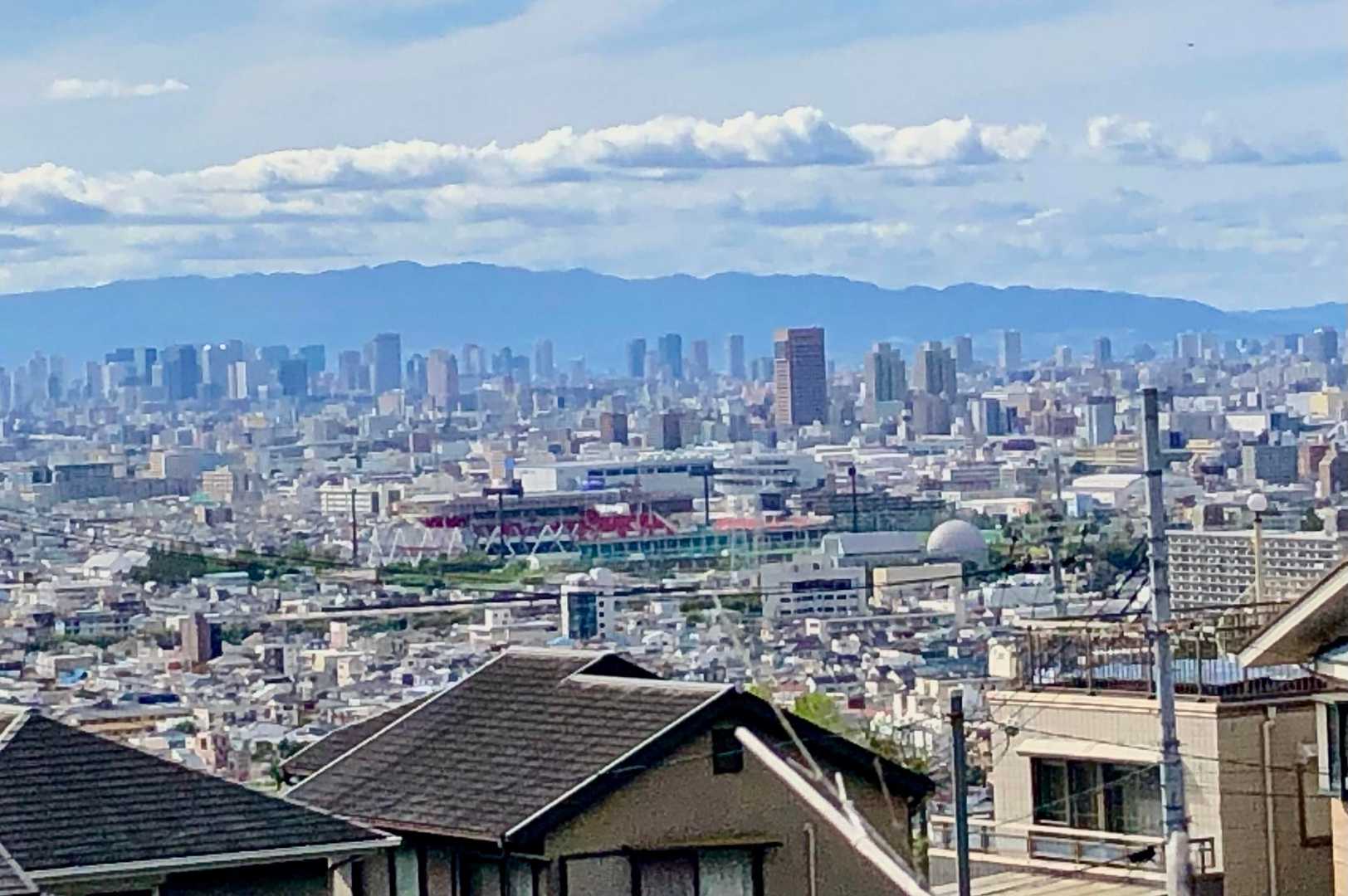 淡路島の方まで見えます。
目の前は花園ラグビー場。