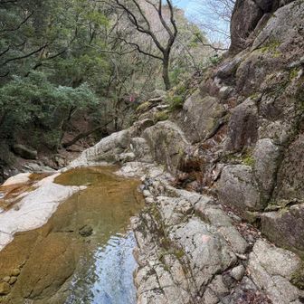 よく見ると、岩に赤いペンキ2