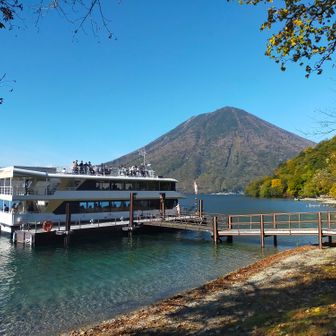 ちょうど船が来ました。「中禅寺湖遊覧船 大使館別荘記念公園発着場」という名前が付いてます。