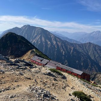 唐松岳頂上山荘と五竜岳
