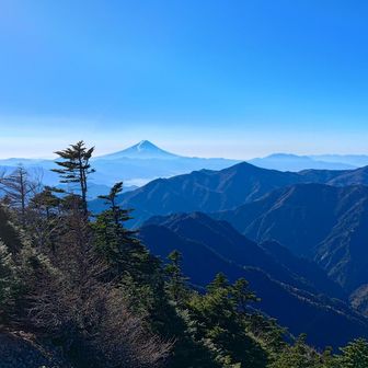 山頂からの富士山
最高すぎる！これが見たくて登ったんですよ！
冬にだけ味わえる空気の透明感が最高