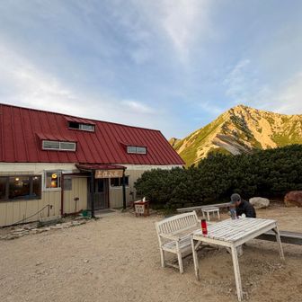 到着時撮り忘れた山荘の写真、夕方に撮ると黄金に輝く鷲羽岳が写っていました✨

明日は本番‼️
朝、かなりの早出をするので、早々に寝ます。。
寝れなかったけど😅…
緊張してたのかなぁ
