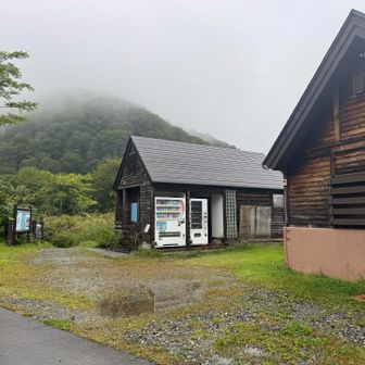 小雨のため準備開始
手前の建物はトイレ‪🚽
まさかのウォシュレット付き

この周囲は電波（アハモ）ありませんでした
なので、事前に登山計画の提出必須‼️

ちなみに登山靴の洗い場も完備されてました😊
感謝🙏