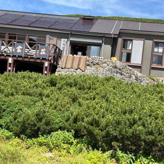 畳平に一旦下ります
へぇ
ちゃんと山小屋があるんだ
湯桶と風呂用椅子が干してあるところを見ると
お風呂があるんでしょうか