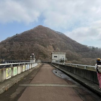 ここから通常のレポとなります。
ダムの上を歩くところから始まります。
正面に鎌倉山