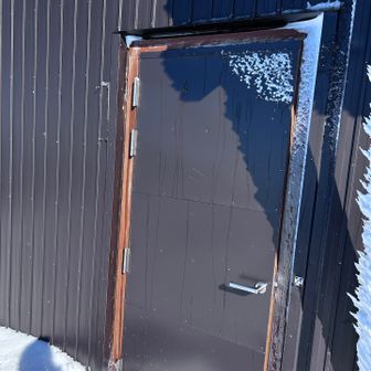 避難小屋で休憩