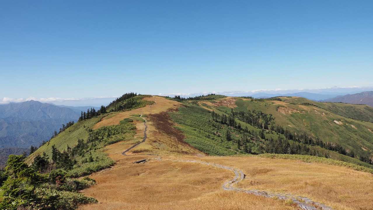 会津駒ヶ岳・中門岳、草紅葉広がる稜線へ の写真 11