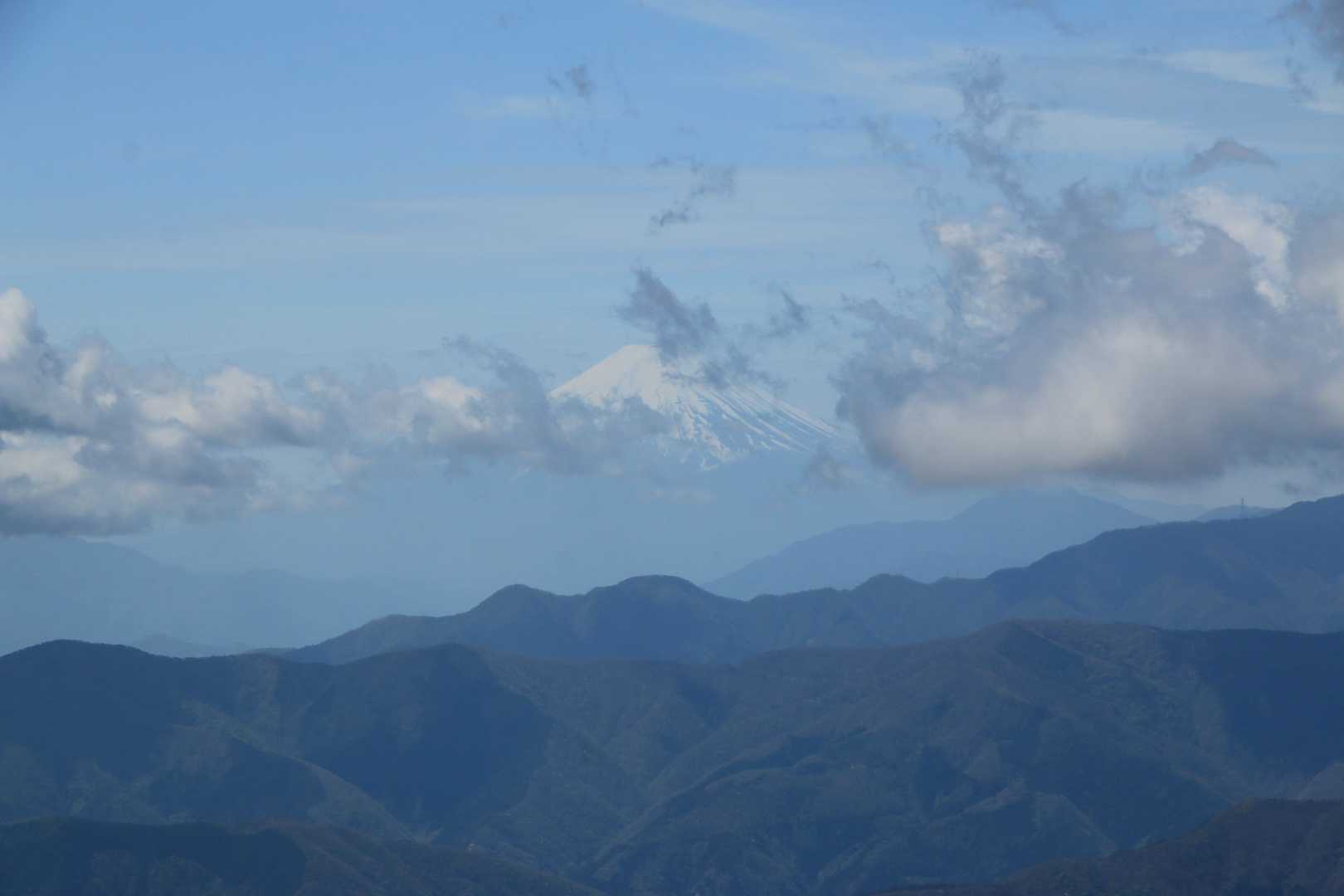 一瞬の隙間で姿を見せてくれた富士山♪