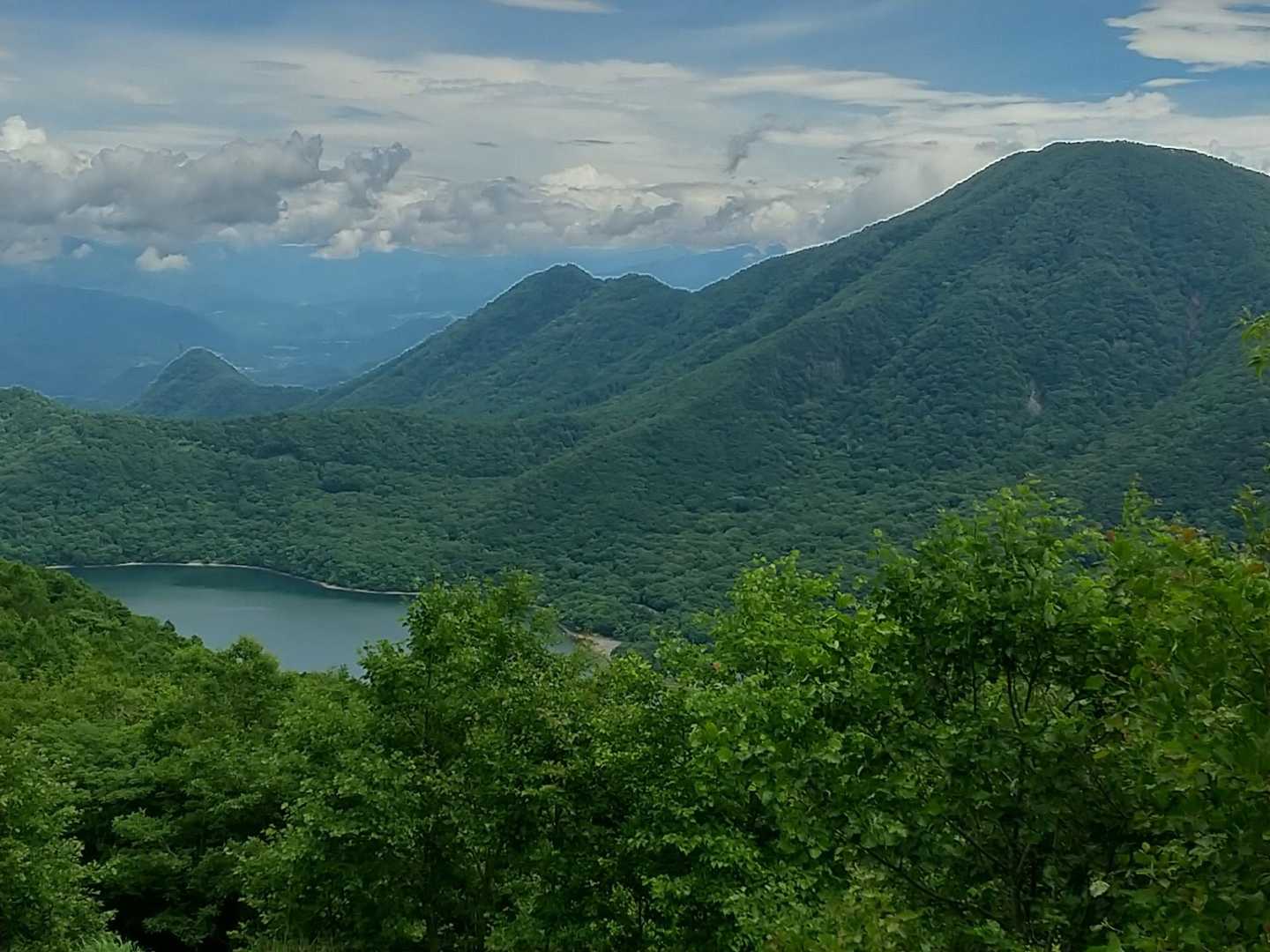 黒檜山と大沼
その後ろは谷川岳とか上越国境の山々なんだけど、カミナリ雲の赤ちゃんたちが⛈️