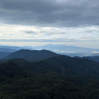 山頂から遠くに赤城山を望む。