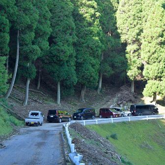 登山口。県外ナンバーも含め意外と登っている