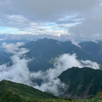 『中の岳』
越後三山の八海山・中の岳・駒ヶ岳で『はなこ山』と言うのだそうです。小屋番さんが教えてくれました。明日は山頂から『八海山』が見えるかな？