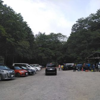 公共交通組にはあまり縁のない八方台登山口。これから登られる方々でたいへん賑わっていました。