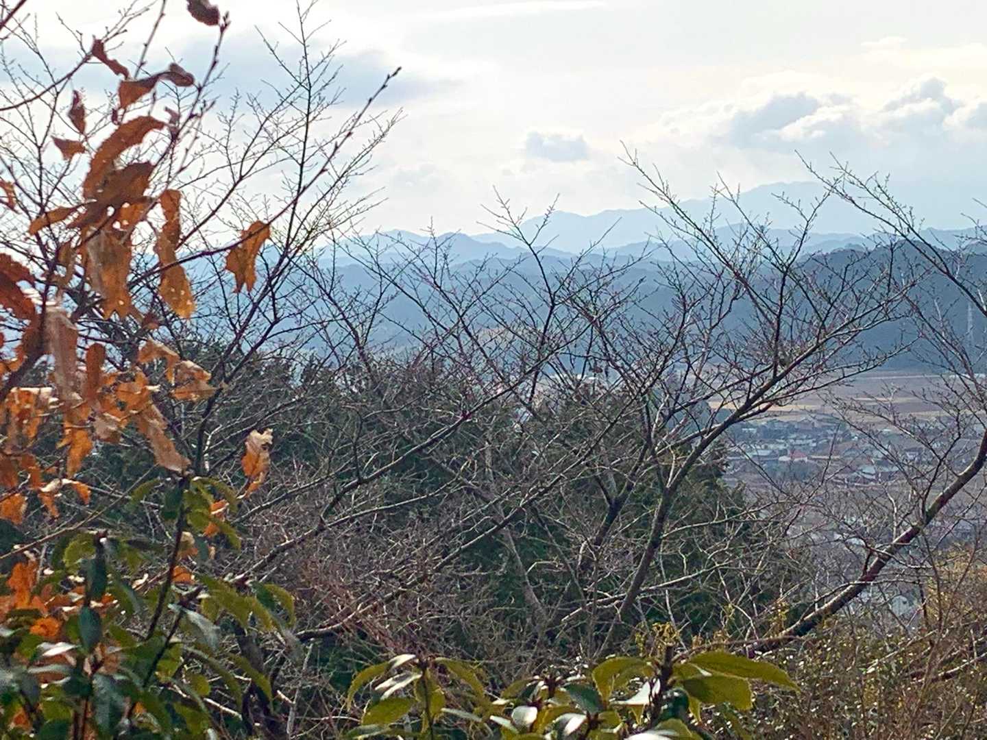 山頂からの眺め

ここは、元旦、初日の出を拝む🙏地域の人々で賑わうそうです。

右側に松坂市の堀坂山、観音岳が見えるようです。