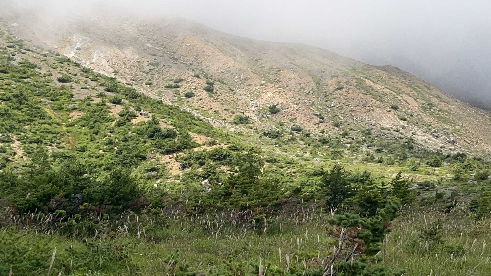 磐梯吾妻スカイライン🌋
浄土平の手前で、雄大な風景が開けるとすぐに「窓を開けないでください」「車を停めないでください」の注意喚起と火薬の匂い🧨
一切経山の中腹から一箇所煙が立ち昇り、シューシューと音がしています。今にも爆発しそうで怖いんですけどー🙀ほんとに大丈夫？

駐車料金500円を払って、ビジターセンターの近くに停めます🚗
