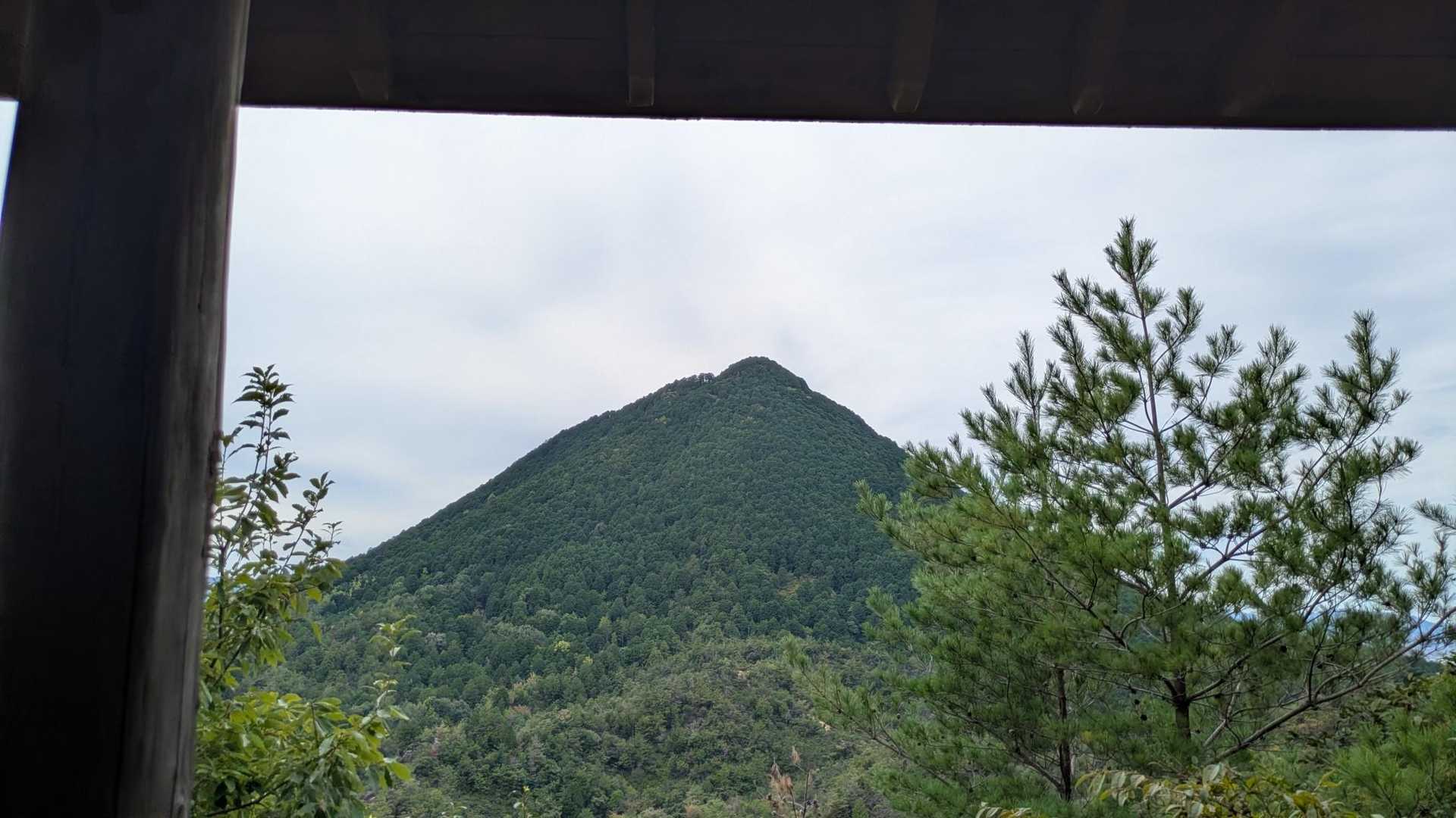途中の東屋からは額絵のよう。