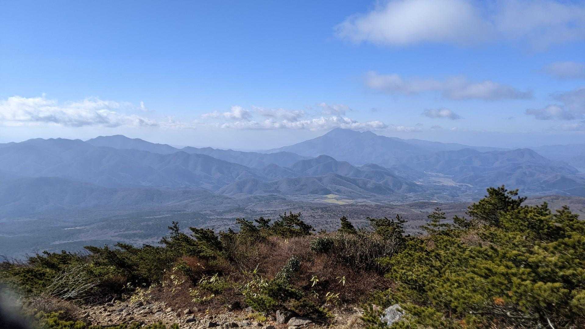 左が川桁山、右が磐梯山