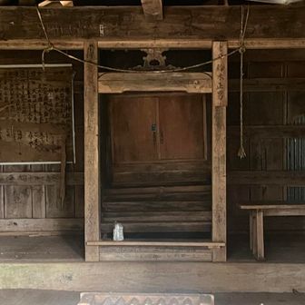 全開放の奥に閉じられた社が見えました
あの中には日本武尊がいらっしゃるのかも

別名権現社ともいうようです。祭神は日本武尊で狼信仰の神社のようです
和見の集落に本殿があるようです。