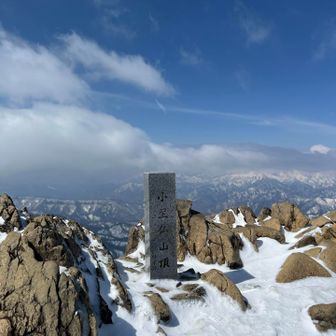 小至仏登頂。。。アイスバーンの上にパウダーが乗ってて、この下トラバース困難。