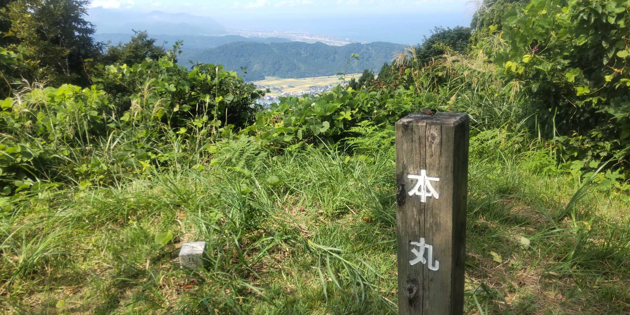 階段登って不動山の山頂です
四等三角点と本丸