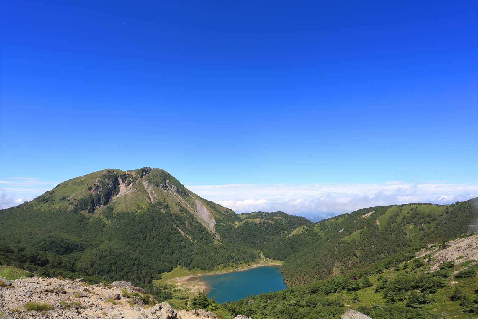 周りには雲海が広がっていますが、この辺りは見事な青空🤗