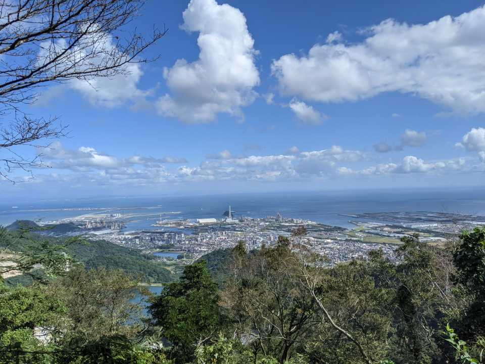山頂からの眺望。
左奥に北九州空港が見えます。