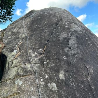 鎖を使ってよじ登ると…