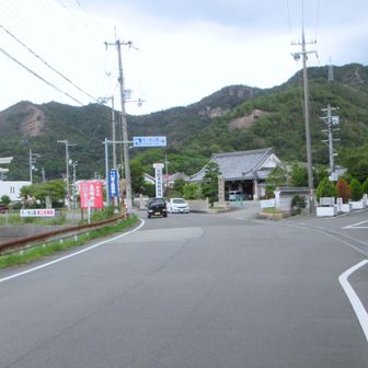 鹿嶋神社の大鳥居後方に百間岩が見えます