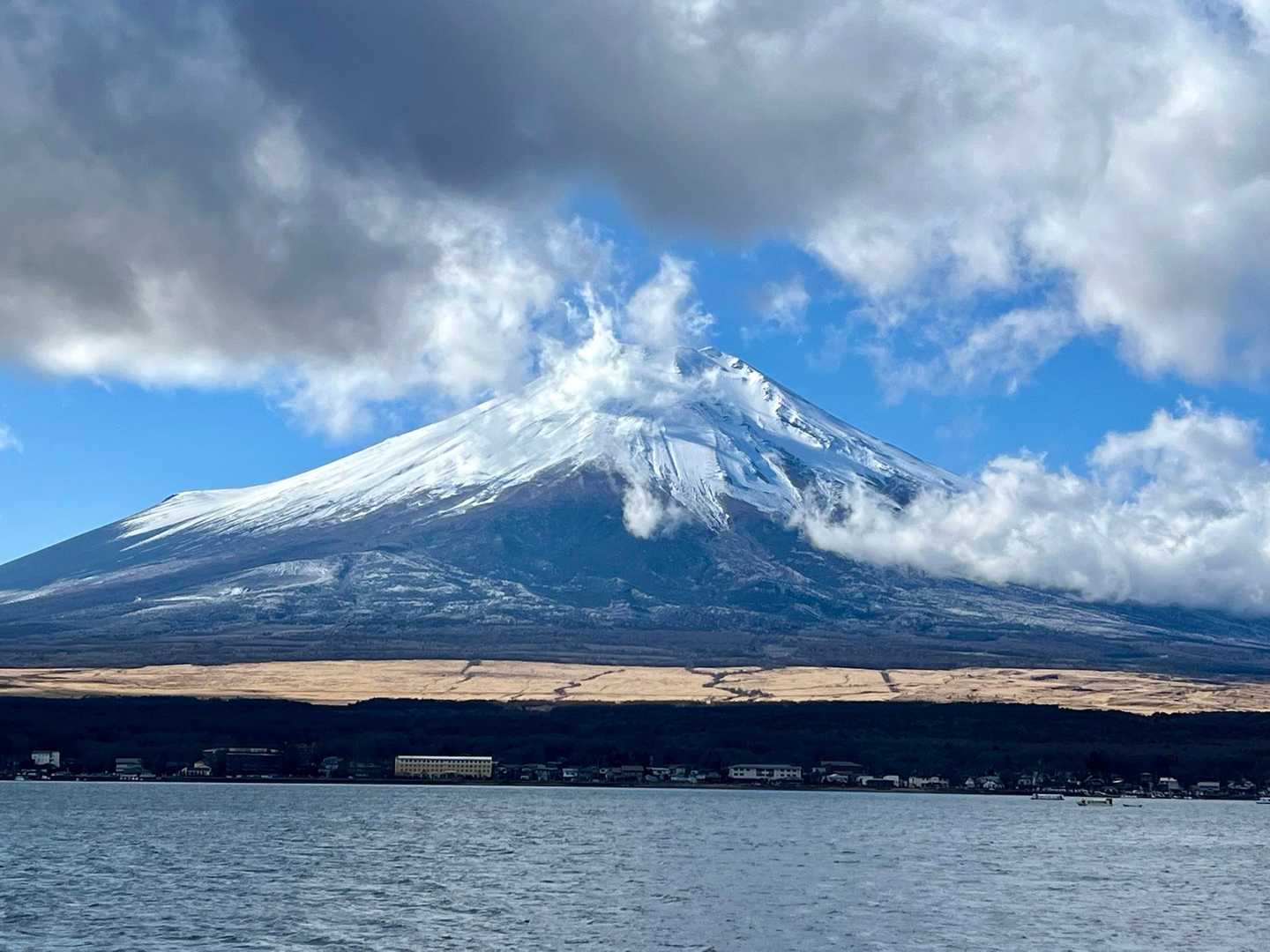 周りは外国人観光客だらけで
ワタシたち2人完全アウェー
富士山の人気ぶりが窺えました！