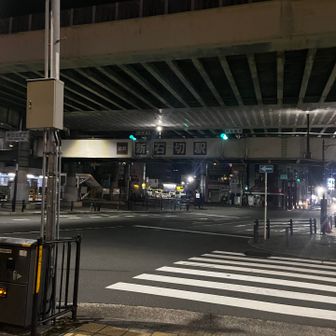 早朝なのでまだ始発動いてません