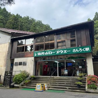 ロープウェイ乗り場に
到着。9時から運行です。
夜も乗れるみたい。
