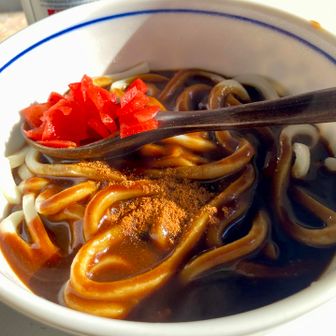 タンクトッパーズと戯れながら待つこと30分位でやっと全員到着👏
茶屋さんで待望のランチ

ご飯🍚が底に仕込んである新作は品切れたので、オリジナルの「まさカリーうどん」

ガラムマサラ多めに投入🌶️
美味い✨️