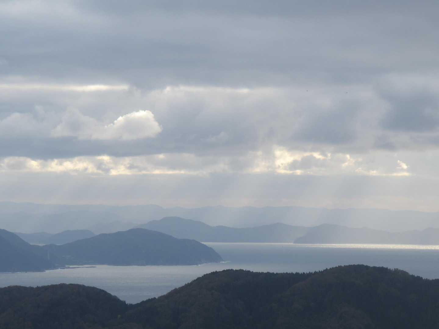 西👹山頂より敦賀湾が光で景色がどんどん変わっていた。