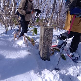 こんな山中に謎の石碑？