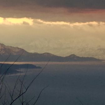 奥に頸城山塊がうっすら