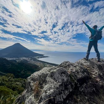 山頂の岩場に戻り、本日2度目のバンザイ。
暑くてフリースを脱ぎました。