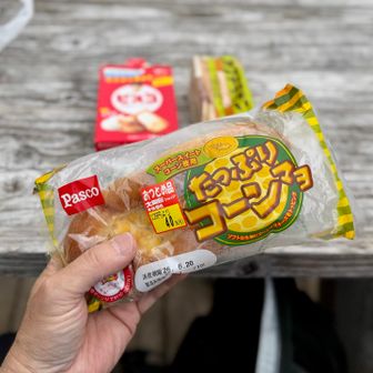 苗場山頂ヒュッテ前でランチ。