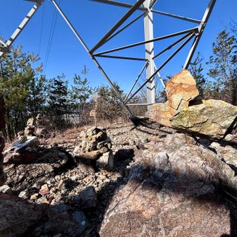 えっこの右のやつ、すげーバランスで積んである！