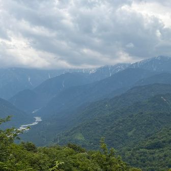 本日、剣岳はあきらめましょ🥲
しかし、最近登った中山とクズバ山が見えることをあとから来られた登山夫婦の方が教えてくださいました🙇‍♂️