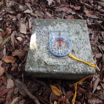 三等三角点
点名	高尾山
三角点の北は、ほぼ磁北