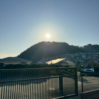 お寺の裏に出た。最後の一座があそこに見える〜