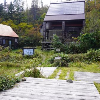 風吹山荘到着！ テン場は、三張限り。水場🚰は目の前、トイレも近い。