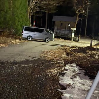 駐車場🅿️
帰って来ました💦
20:00前か〜

この感覚、
秋の甲斐駒の黒戸尾根もそうだったな〜
頂上で本降り雨に打たれて☔
下山の滑る岩と階段と鎖
ぜんぜんペース上がらず。
膝も痛くなっちゃって、
あの時も20:00まわってた。
山から降りてきて、
突然現れる細い吊り橋。
帰ってきた〜

って感じ😅
