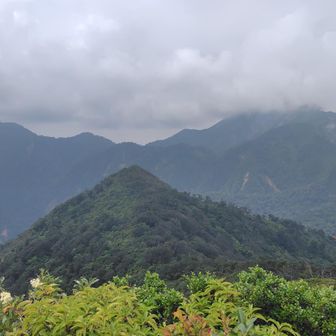 曇天ですが稜線  見えます
手前の山は 「野田ヶ山 ？』
なのかな

関金町の先輩が金曜日は雨で外作業ができないと言ってた
こんな 天候が続くのかも