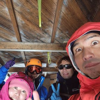 本山小屋でぞうげさんに無事会えた～🙌山頂まで行ってきたけど死にそうな風だったらしい🤣🤣ﾔｯﾊﾟﾘ
福島、宮城、山梨、長野メンツが厳冬期の飯豊に揃うのってなかなかないんじゃ⁉️マコチンどアップすぎだけど👨‍🦲(笑)4人で記念撮影✌この写真はもちろん宝物🥰🥰