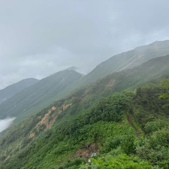 今日歩いてきた稜線
