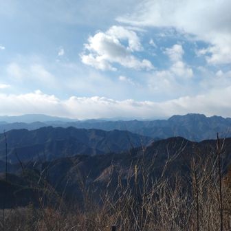 それで両神山に続く長い尾根が辺見尾根ですね。長い…