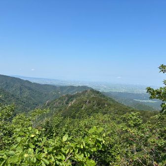 新発田の街並みの向こうにはうっすらと西蒲三山⛰️手前には西山三山も✨