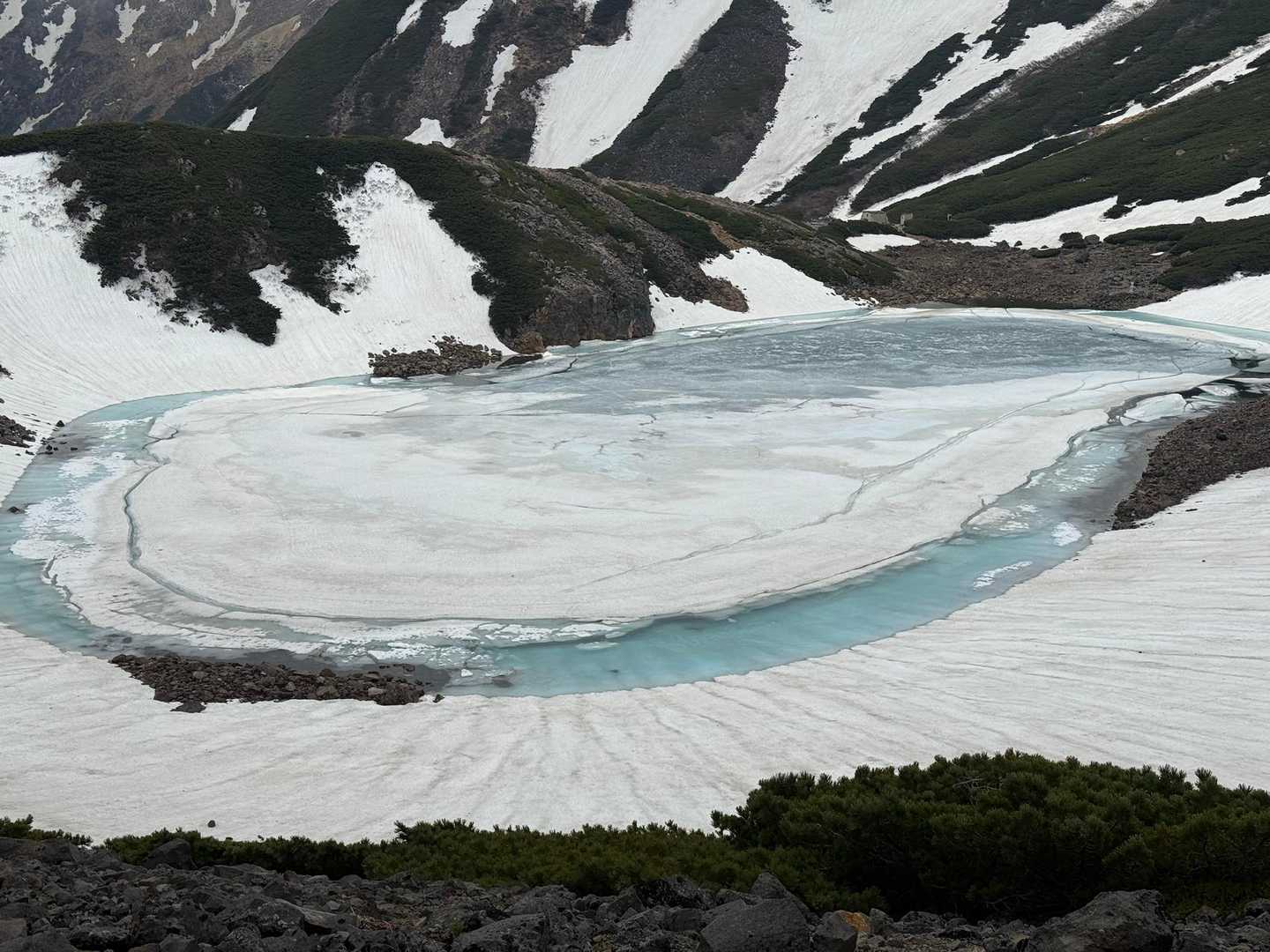 飛騨頂上往復 | 神秘的な青い水をたたえた三ノ池を見下ろす御嶽山の支峰への写真